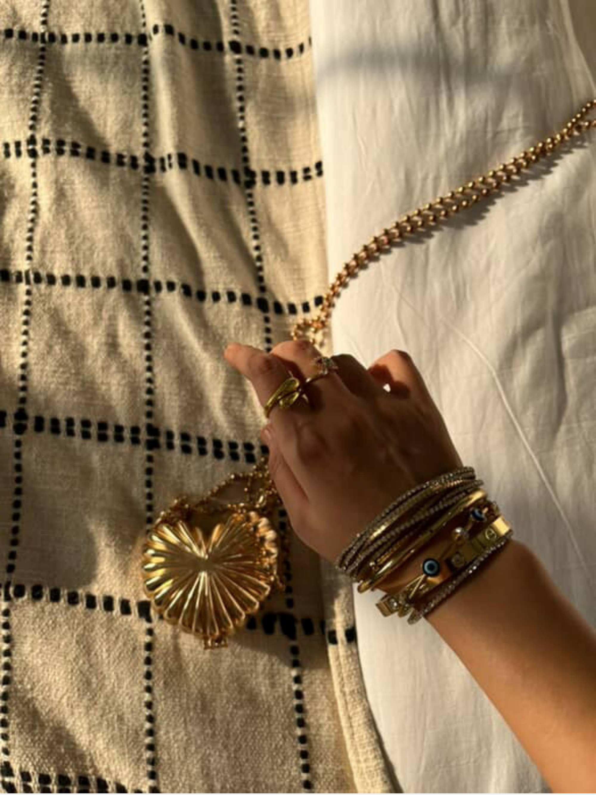 Amour Clutch in Golden